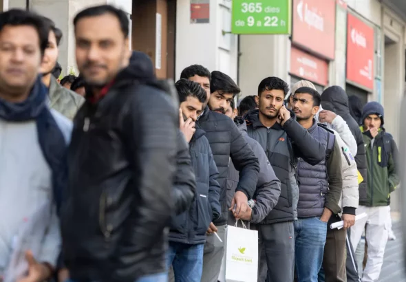 largas colas consulado pakistan en barcelona EFE