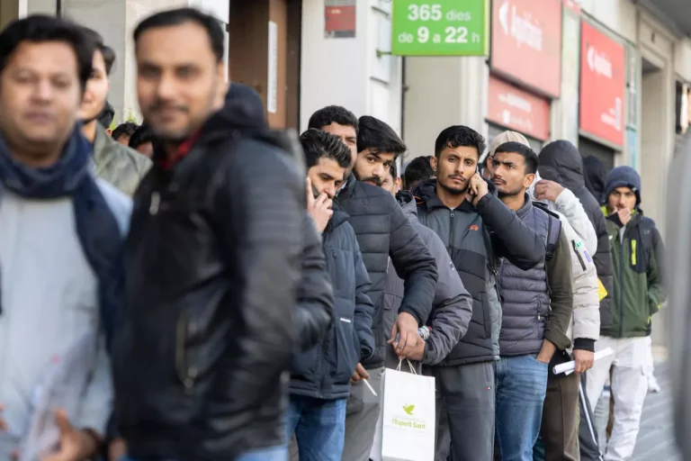 largas colas consulado pakistan en barcelona EFE